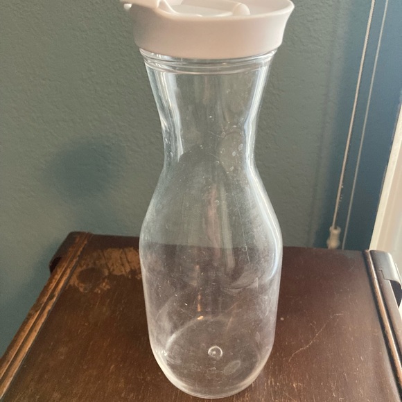 Two plastic wine goblets and decanter - Picture 4 of 6